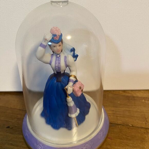 AVON PRESIDENTS CLUB MRS PFE ALBEE  (2) DOMED PORCELAIN MINI FIGURINE, 1996/1997 - Picture 5 of 11